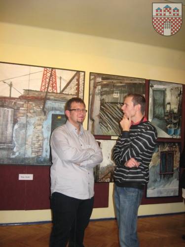 : Bartłomej Raosz (po lewej) w rozmowie z dziennikarzem Gazety Myszkowskiej Marcinem Barełą. 